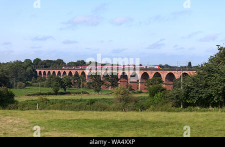 Virgin Trains Class 390 Pendolino Bahnübergang Twemlow Viadukt, Sandbach, Cheshire auf der West Coast Mainline Stockfoto