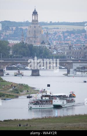 17. August 2019, Sachsen, Dresden: Die historischen Dampfschiffe der Sächsischen Steamboat Company beginnen ihre Flotte Parade auf der Elbe anlässlich der Dresdner Stadtfest. Die 'Canaletto' City Festival findet vom 16. bis 18. August 2019. Foto: Sebastian Kahnert/dpa-Zentralbild/ZB Stockfoto