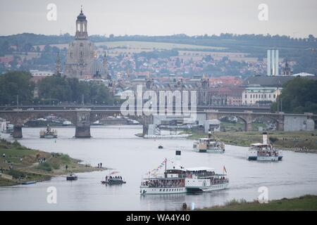 17. August 2019, Sachsen, Dresden: Die historischen Dampfschiffe der Sächsischen Steamboat Company beginnen ihre Flotte Parade auf der Elbe anlässlich der Dresdner Stadtfest. Die 'Canaletto' City Festival findet vom 16. bis 18. August 2019. Foto: Sebastian Kahnert/dpa-Zentralbild/ZB Stockfoto