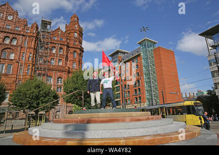 Manchester, Großbritannien. 17 August, 2019. Ein Wochenende der Veranstaltungen statt dem peterloo Massaker, zu gedenken, wenn am 16. August 1819 eine Masse von 60.000 auf der Treffpunkt im St Peters Feld ging, als Regierungstruppen in die Menge berechnet, das Töten von 18 Männer, Frauen und Kinder und hunderte wurden verletzt. 200 Jahre später und der Stadt erinnert. Öffentliche Veranstaltungen statt, mit dem peterloo Wandteppich auf Show und ein soapbox Kiste in für Leute zu haben, die ihre Vorschläge für den Neustart Demokratie. Manchester Central, St Peters, Manchester, UK. UK. Quelle: Barbara Koch/Alamy leben Nachrichten Stockfoto