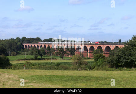 Virgin Trains Class 390 Pendolino Bahnübergang Twemlow Viadukt, Sandbach, Cheshire auf der West Coast Mainline Stockfoto