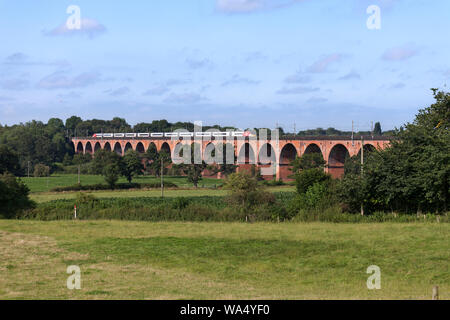 Virgin Trains Class 390 Pendolino Bahnübergang Twemlow Viadukt, Sandbach, Cheshire auf der West Coast Mainline Stockfoto