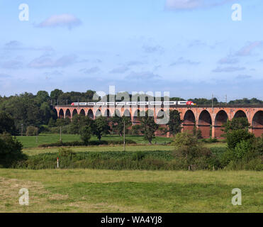 Virgin Trains Class 390 Pendolino Bahnübergang Twemlow Viadukt, Sandbach, Cheshire auf der West Coast Mainline Stockfoto