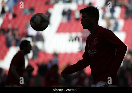 Klaas Jan Huntelaar Ajax vorwärts schaut sich die Kugel während der Aufwärmphase vor dem Spiel zwischen Ajax Amsterdam gegen PSV Eindhoven für den niederländischen Tätseinbußen Stockfoto