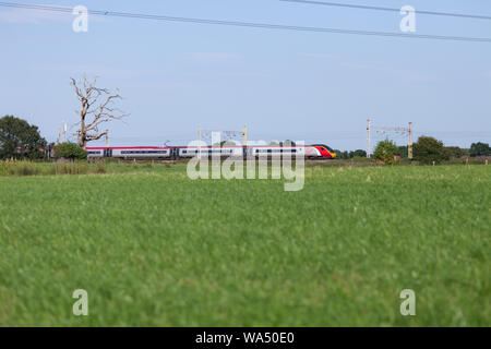 Virgin Trains Class 390 pendolino Zug auf der West Coast Mainline in Cheshire. Stockfoto