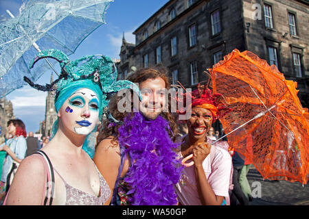 Edinburgh Fringe, Schottland, Großbritannien. 17. August 2019. Sonnigen Abend auf der Royal Mile, cast Mitglieder Förderung der zeigen, Bruder Sonne, Schwester Mond am Platz, Symposium Halle Veranstaltungsort 43. bis zum 24. August. Stockfoto