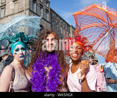 Edinburgh Fringe, Schottland, Großbritannien. 17. August 2019. Sonnigen Abend auf der Royal Mile, cast Mitglieder Förderung der zeigen, Bruder Sonne, Schwester Mond am Platz, Symposium Halle Veranstaltungsort 43. bis zum 24. August. Stockfoto