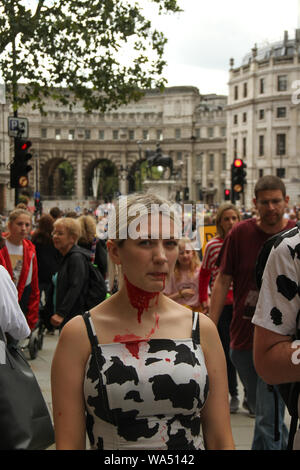 London, Großbritannien - 17 August 2019: Tausende von Tieren Rechte Demonstranten nahmen an der Straße von London in einem Marsch von Park Lane an Whitehall, führt zu Straßensperrungen rund um Traflagar Square am 17. August 2017. Im März von der britischen Tierschutzorganisation Surge gegründet begann in London im Jahr 2016 mit 2.500 Teilnehmern und bis 2018 hatte globale Anwesenheit von 28.000 Veganer in 25 Städten der Welt marschieren versammelt, forderten ein Ende alle tierischen Unterdrückung. Quelle: David Mbiyu/Alamy leben Nachrichten Stockfoto