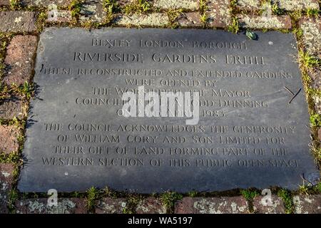 London, Großbritannien - 19 April, 2019: Gedenktafel zur Erinnerung an die Spende von Land an die lokale Bevölkerung für den öffentlichen Park Stockfoto