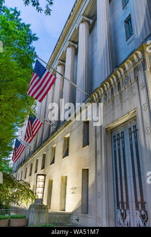 US Flags Fassade Tür Robert F Kennedy Justizministerium Gebäude der Pennsylvania Avenue in Washington DC abgeschlossen im Jahr 1935. Häuser 1000s der Juristen Stockfoto