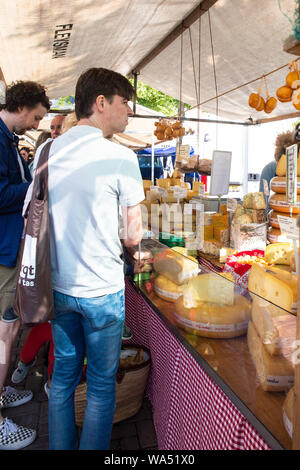 AMSTERDAM, Niederlande - 1 September 2018: Frischer Käse wird auf der traditionelle Bauernmarkt in der Straßen von Amsterdam verkauft. Stockfoto