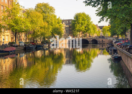 AMSTERDAM, Niederlande - 1 September, 2018: Blick auf den Kanal, die Brücke und die Architektur in dieser Stadt Amsterdam Szene Stockfoto