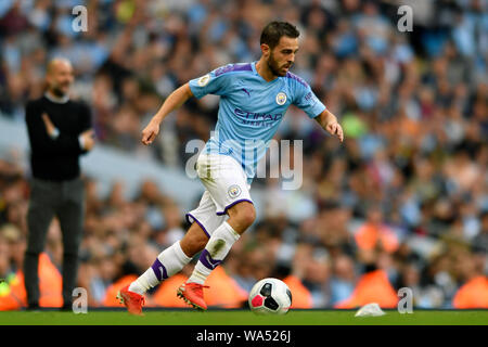 17. August 2019; Etihad Stadium, Manchester, Greater Manchester, England; Manchester City gegen Tottenham Hotspur; Bernardo Silva von Manchester City läuft mit dem Ball zu seinen Füßen - Streng redaktionelle Verwendung. Keine Verwendung mit nicht autorisierten Audio-, Video-, Daten-, Spielpläne, Verein/liga Logos oder "live" Dienstleistungen. On-line-in-Match mit 120 Bildern beschränkt, kein Video-Emulation. Stockfoto