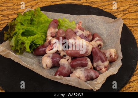 Huhn Herzen heap über das Board Stockfoto