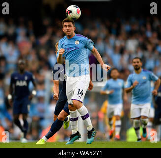 17. August 2019; Etihad Stadium, Manchester, Greater Manchester, England; Manchester City gegen Tottenham Hotspur; Aymeric Laporte von Manchester City steuert den Ball mit dem Kopf - Streng redaktionelle Verwendung. Keine Verwendung mit nicht autorisierten Audio-, Video-, Daten-, Spielpläne, Verein/liga Logos oder "live" Dienstleistungen. On-line-in-Match mit 120 Bildern beschränkt, kein Video-Emulation. Stockfoto