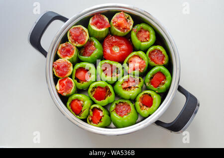 Gefüllte Gemüse (Zucchini, Paprika, Tomaten) mit Hackfleisch, Reis und und Kräutern in einen Topf geben, Ansicht von oben, Stockfoto