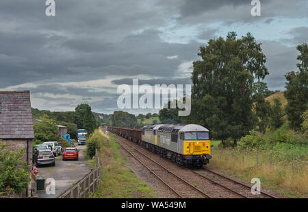 2 DC-Schiene Klasse 56 Diesellokomotiven an Wennington, Lancashire, mit einem leeren Güterzug Stockfoto