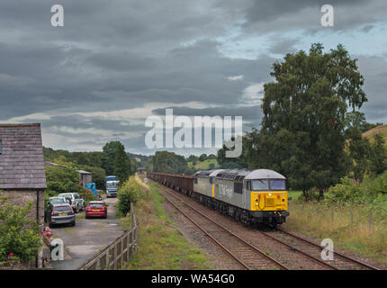 2 DC-Schiene Klasse 56 Diesellokomotiven an Wennington, Lancashire, mit einem leeren Güterzug Stockfoto