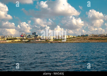 Sliema, Malta - 18. Juli 2019. An der Ostküste von Malta Blick vom Kreuzfahrtschiff Stockfoto