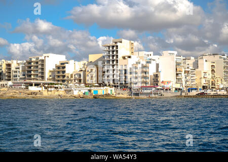 Sliema, Malta - 18. Juli 2019. An der Ostküste von Malta Blick vom Kreuzfahrtschiff Stockfoto