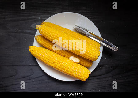 Körner reifer Mais. Der aehre isoliert. Maiskolben, Mahlzeit reif saftig lecker Mais. Foto von Mais Hintergrund. frische junge Mais am Kolben, Cl Stockfoto