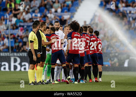 17. August 2019; Estadio Municipal de Butarque, Madrid, Spanien; La Liga, Club Deportivo Leganes versus Club Atlético Osasuna; Teams schütteln sich die Hände vor dem Spiel - redaktionelle Verwendung. Stockfoto