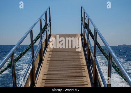 Laden Spaziergänge zum Meer Boot Kreuzfahrt über das Mittelmeer in Malta hängen Stockfoto