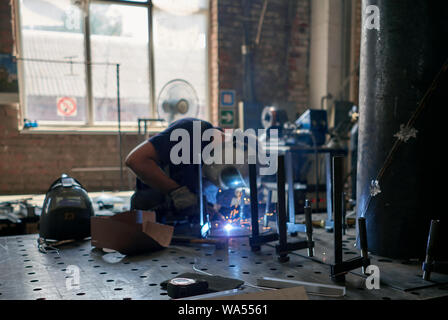 Schweißgerät arbeiten mit Metall im Shop Stockfoto