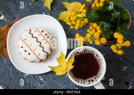 Tee Grüner Tee. Kräutertee. Mint Blatt. Tee mit Apfel Geschmack. Tee in ein Glas Schale mit Apple Blüten und Blätter getrocknet in Scheiben geschnitten Tee Kräuter Tee und ​​Lime. Stockfoto