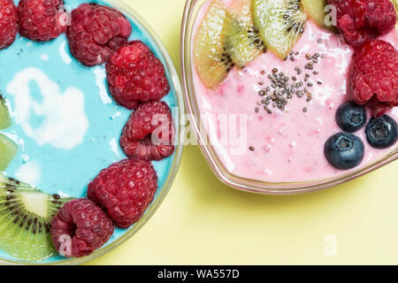 Chia und Berry smoothy mit frischem Obst - Ansicht von oben Stockfoto