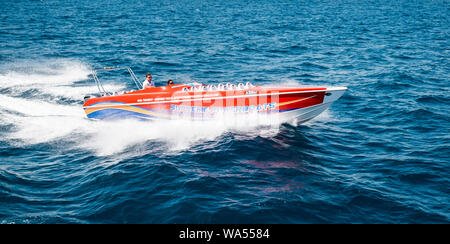 Sliema, Malta - 18. Juli 2019. Red speed Supreme Motorboote auf blauem Wasser Stockfoto