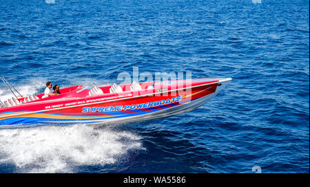 Sliema, Malta - 18. Juli 2019. Red speed Supreme Motorboote auf blauem Wasser Stockfoto