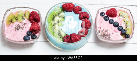 Chia und Berry smoothy mit frischem Obst - Ansicht von oben Stockfoto