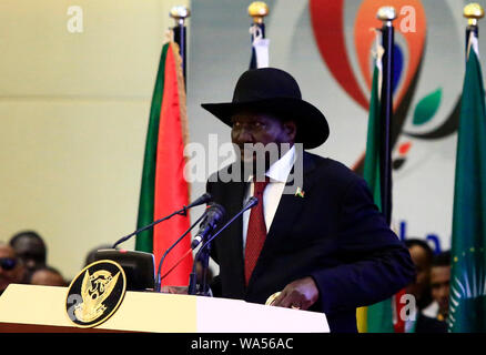 Khartum, Sudan. 17 Aug, 2019. Präsident des Südsudan Salva Kiir Mayardit spricht während der Zeremonie zur Unterzeichnung des politischen und verfassungsrechtlichen Erklärungen in Khartum, Sudan, am 12.08.17., 2019. Der Sudan Übergangszeit militärischen Rat (TMC) und die Opposition der Freiheit und der Allianz am Samstag offiziell unterzeichnet die politische und verfassungsrechtliche Erklärungen zu Beginn der Übergangsregelung im Sudan zu markieren. Credit: Mohamed Khidir/Xinhua/Alamy leben Nachrichten Stockfoto