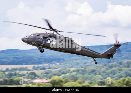 SLIAC/SLOWAKEI - August 3, 2019: Slowakische Luftwaffe Sikorsky UH-60M Black Hawk7642 Transporthubschrauber Anzeige an Siaf slowakischen International Air Fest Stockfoto