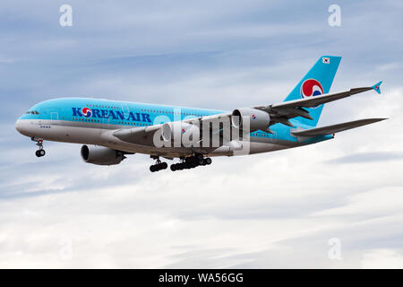 FRANKFURT/Deutschland - am 18. AUGUST 2013: Korean Air Airbus A380 HL 7611 Passagierflugzeug landen am Flughafen Frankfurt Stockfoto