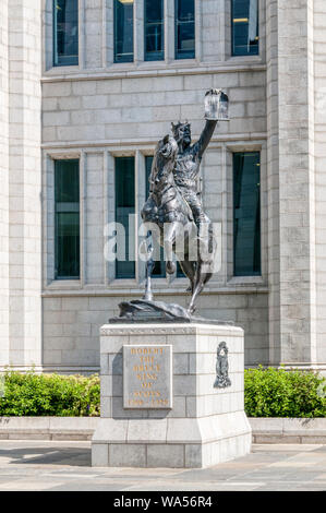 Statue von Robert the Bruce auf dem Pferderücken durch Alan Beattie Herriott außerhalb Marischal College in der Broad Street im Stadtzentrum von Aberdeen. Stockfoto