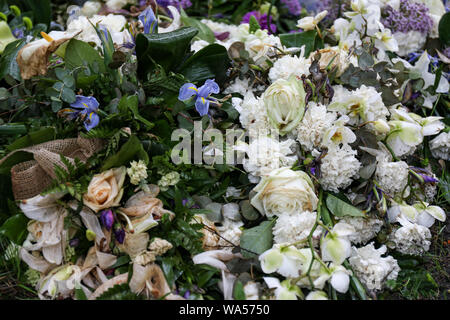 Verdorrte Beerdigung Blumen auf einem Grab Stockfoto