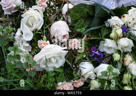 Beerdigung Blumen auf einem frischen Grab Stockfoto
