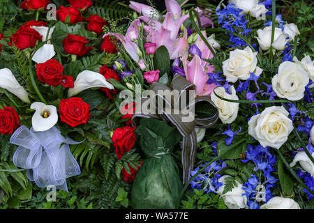 Beerdigung Blumen auf frischen Grab in Lutherischen Friedhof, Finnland Stockfoto