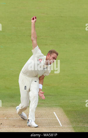 LONDON, ENGLAND. 17. AUGUST 2019: Stuart Breite von England Bowling im zweiten Specsavers Asche Test übereinstimmen, an den Lords Cricket Ground, London, England. Stockfoto