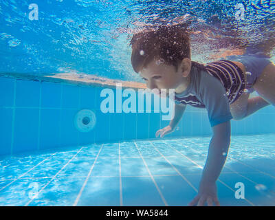 Kleinkind Tauchen im Pool Stockfoto