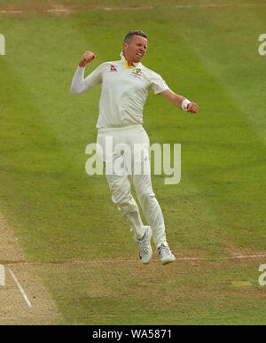 LONDON, ENGLAND. 17. AUGUST 2019: Peter Siddle von Australien feiert die wicket von Rory Verbrennungen von England während des zweiten Specsavers Asche Test übereinstimmen, an den Lords Cricket Ground, London, England. Stockfoto