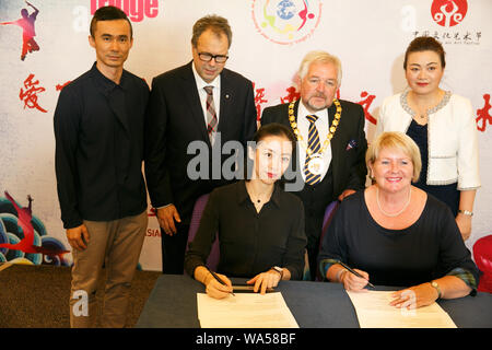 Edinburgh, Schottland, Großbritannien. 17. August 2019. Bild L bis R vorne, Bo Ye, Professor für Tanz, Beijing Normal University, Schule für Kunst und Kommunikation und Robina Gordon Addison, MBE DL UKAPTD, Principal der Gordon Schule für Tanz, unterzeichnen Memorandum of Understanding Kultur zwischen Peking und Edinburgh zu teilen. Credit: Brian Wilson/Alamy Leben Nachrichten. Stockfoto