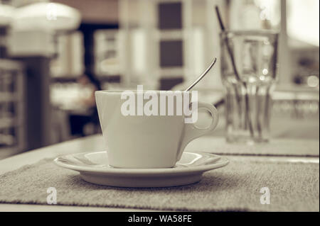 Tasse mit Kaffee auf den Tisch. coffee shop blur Hintergrund mit bokeh Bild Stockfoto