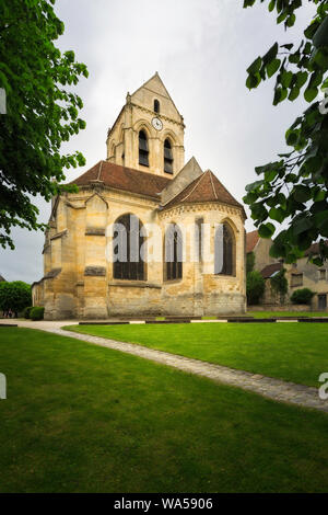 Die Kirche! Berühmt durch Van Gogh in Auvers-sur-Oise, ein Muss für Vincent van Gogh Anhänger lackiert Stockfoto