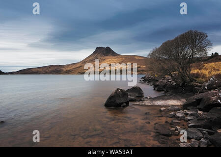 Stac Pollaidh vom Loch Lurgainn Stockfoto