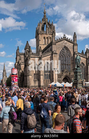 Einem langen Royal Mile von St Giles Kathedrale in Edinburgh während des Edinburgh Fringe Festival. Stockfoto