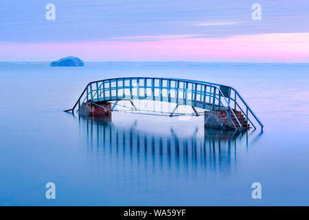 Brücke zu nirgendwo in Rosa und Blau Stockfoto