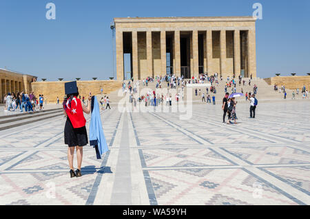 ANKARA, Türkei - 29. Juli 2019: Touristen, die das Atatürk Mausoleum, das Mausoleum Anitkabir, monumentale Grab von Mustafa Kemal Atatürk, Stockfoto